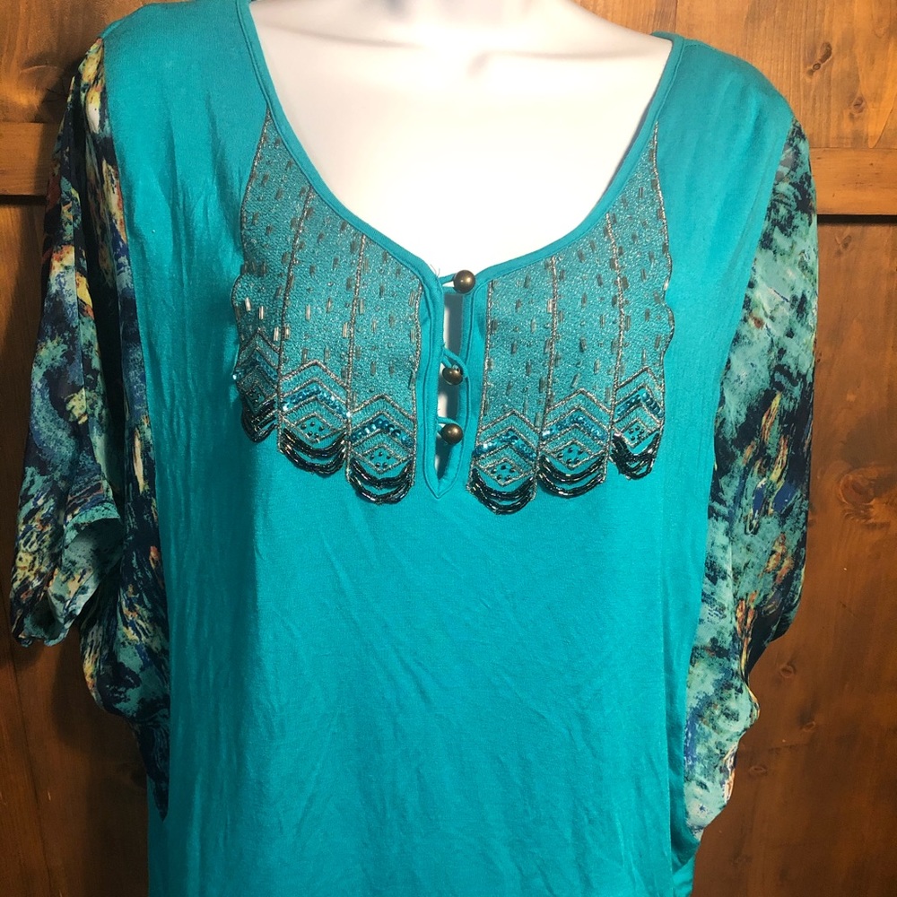 BKE BUCKLE Boutique tunic. Layering piece. Flowy